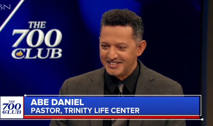 Abe Daniel conta seu testemunho no Club 700. (Captura de tela/CBN News)