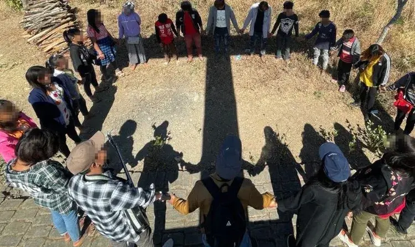 Cristãos se reúnem e pedem oração para que não haja mais ataques no país. (Foto representativa: Portas Abertas)