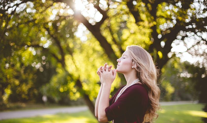 Mulheres passam mais tempo com Deus, segundo pesquisa nos EUA. (Foto ilustrativa: Ben Branco/Unsplash)