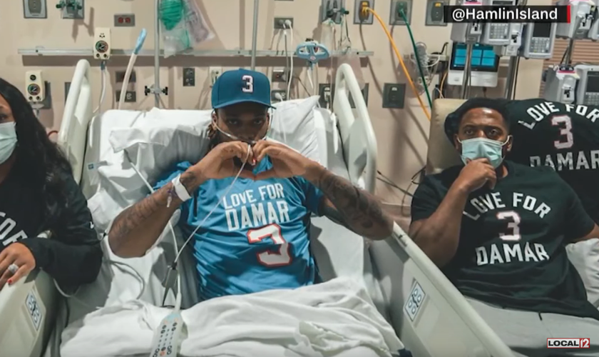 Damar Hamlin assiste ao jogo do Buffalo Bills da cama do hospital. (Captura de tela/YouTube/LOCAL 12)