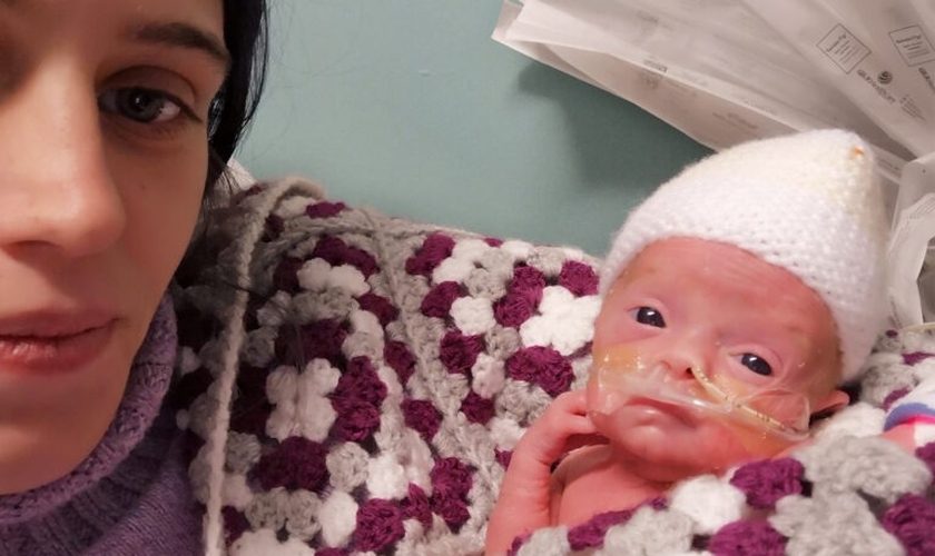 Hannah Cole e seu bebê Oakely. (Foto: Reprodução/SWNS)