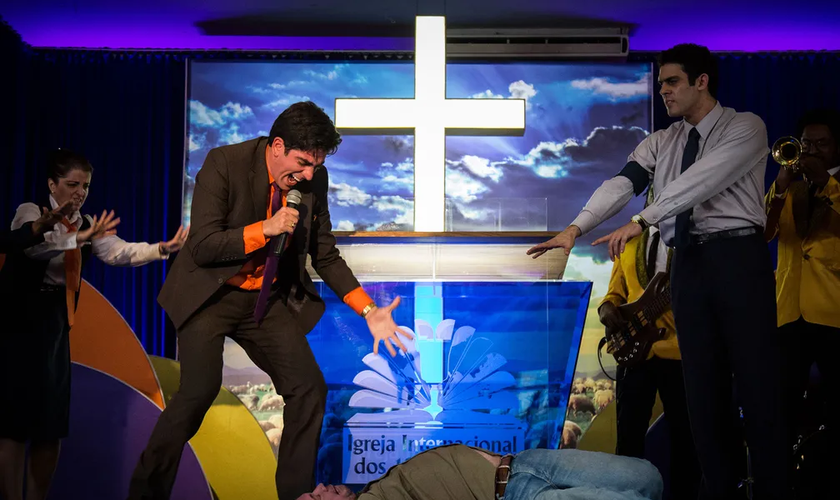 Nas “Ondas da Fé”, Adnet interpreta um locutor de rádio que ganha fama e se torna um falso pastor. (Foto: Divulgação).