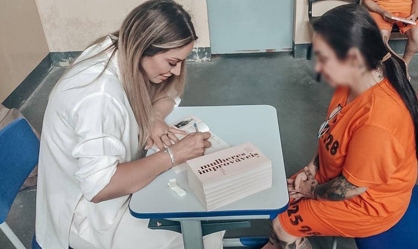 Viviane Martinello disse que foi guiada por Deus para fazer o lançamento na penitenciária. (Foto: Instagram/Viviane Martinello).