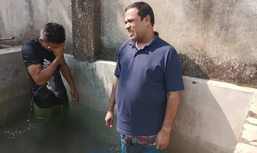 Lanju Miah, à esquerda, após ser batizado em Bangladesh. (Foto: Portas Abertas)