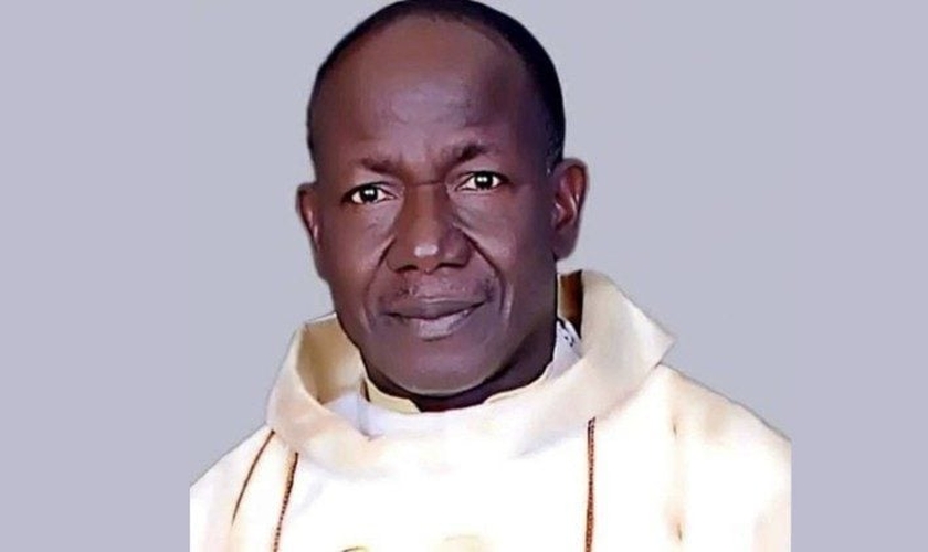 Padre Isaac Achi, da igreja em Kafin-Koro. (Foto: Reprodução Morning Star News/Diocese de Minna)