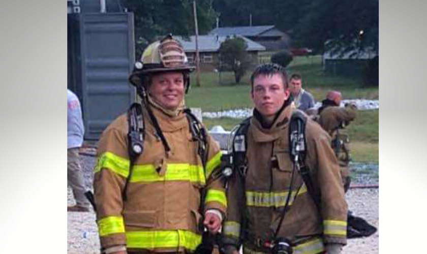 Dwight Easler [à esq.] pastor e chefe do Corpo de Bombeiros de Corinth, ao lado do filho Seth, bombeiro de carreira em Greenville. (Foto: Reprodução/BP Press)