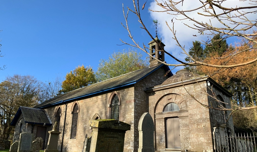 Lundie Kirk, construída em estilo românico no século 12. (Foto: Facebook Historic Church Scotland)