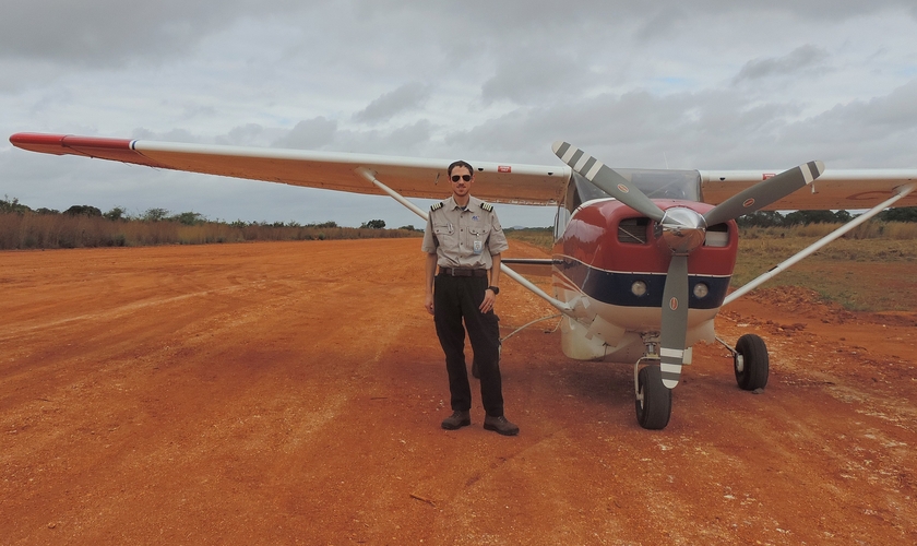 O missionário foi preso no aeroporto quando transportava suprimentos a um orfanato. (Foto: Reprodução/MAF)