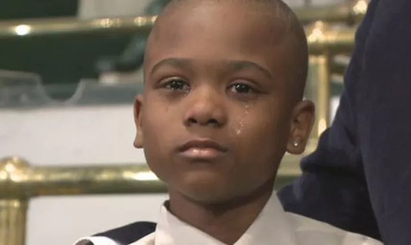 Willie Myrick, então com 9 anos, cantou “Every Praise” por três horas seguidas. (Foto: Reprodução/NBC News).