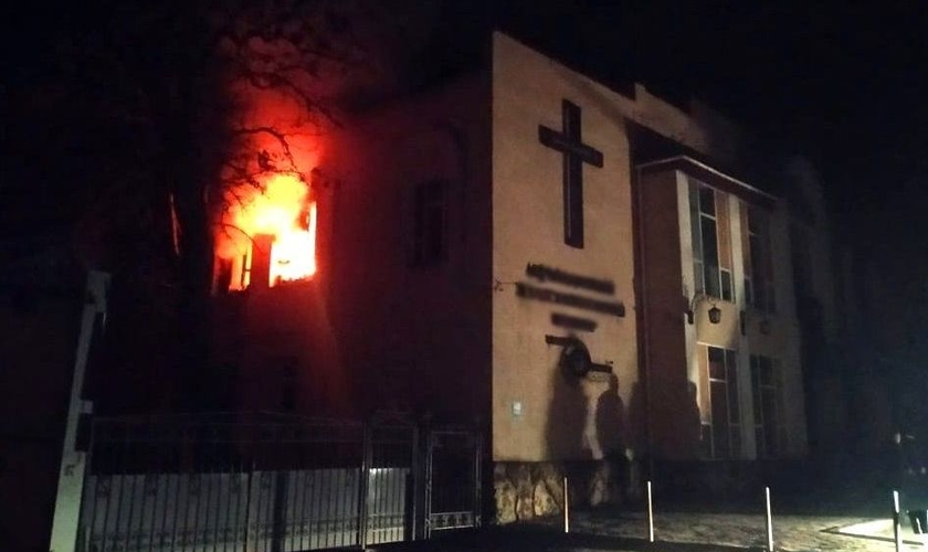 Uma igreja evangélica em Kherson foi atingida durante bombardeio russo. (Foto: Facebook/Поліція Херсонської області).