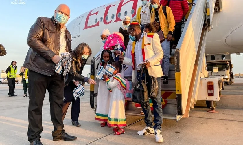 Judeus imigrantes chegando a Israel. (Foto: International Christian Embassy Jerusalem).