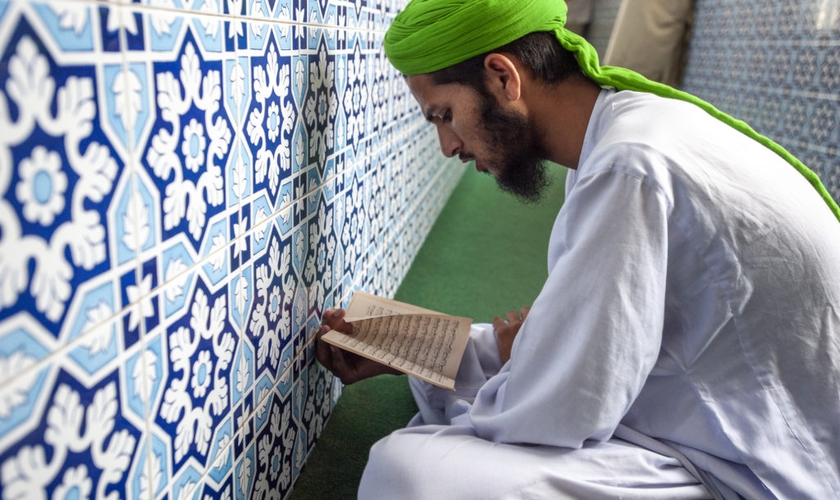 Um homem paquistanês lê o Alcorão no santuário de Abdullah Shah em Karachi, Paquistão. (Foto ilustrativa: IMB)