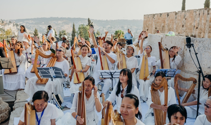  144 harpistas tocaram e cantaram “A Bênção” em Jerusalém. (Foto: Facebook/The King's Harpists).