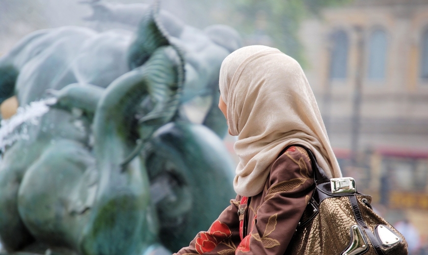 Jovem muçulmana em passeio turístico. (Foto: Ilustrativa/PxHere/Creative Commons CC0)