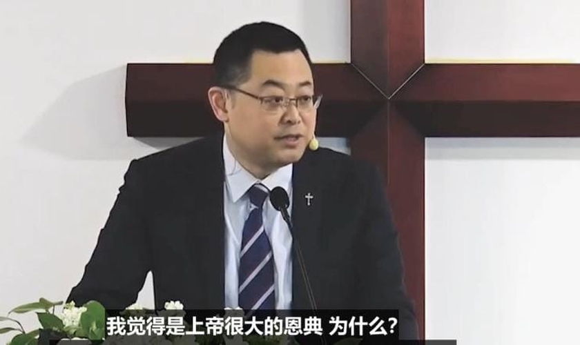 Pastor Wang Yi pregando. (Foto: Captura de tela/Facebook Pray for Early Rain Covenant Church)