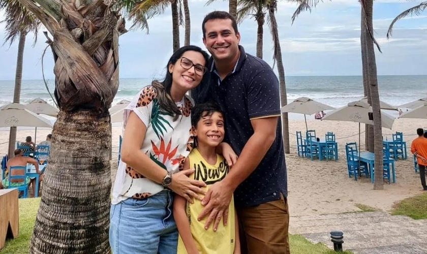 Karine Passos e seu marido Francisco com o filho Joaquim Victor. (Foto: Arquivo pessoal)