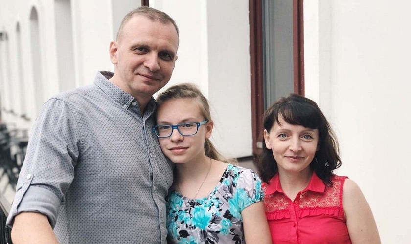 Pastor Vitaly Chichmarev e sua família. (Foto: Reprodução/Facebook/Christian Vision for Belarus)