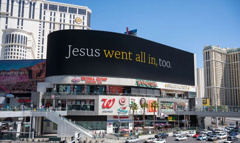 A campanha “He gets us” (“Ele nos entende”) já foi divulgada em outdoors. (Foto: “He Gets Us”).