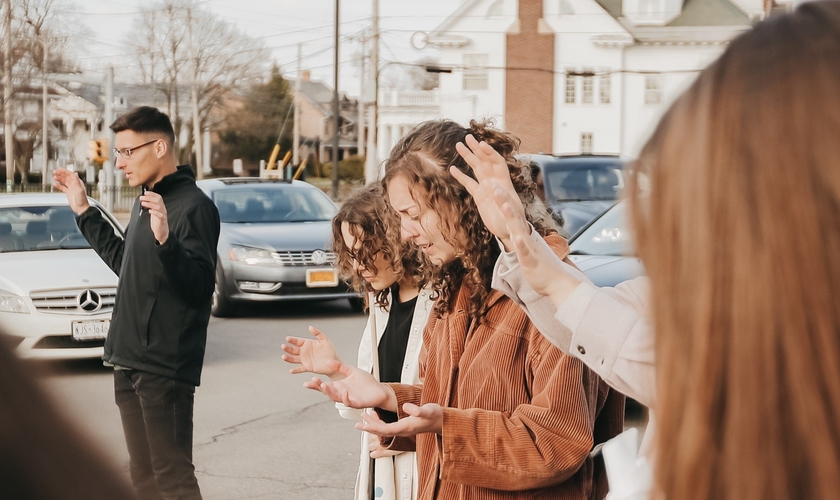A pesquisa revela que todas as gerações, incluindo os jovens americanos, querem crescer espiritualmente. (Foto: Unsplash/Daniel Gutko)