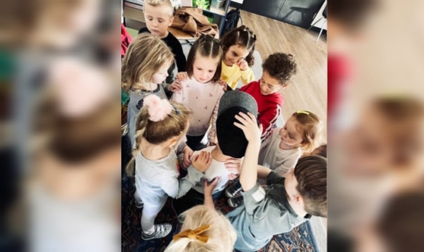 Os alunos impuseram as mãos e oraram por dois colegas na sala de aula, no Texas. (Foto: Instagram/Landon Schott).