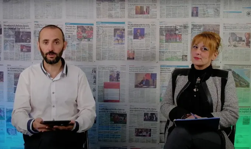 Os jornalistas Mario Camilleri e Rita Bonnici, que enfrentam acusações criminais por entrevistar Matthew Grech. (Foto: Reprodução/PMnews Malta)