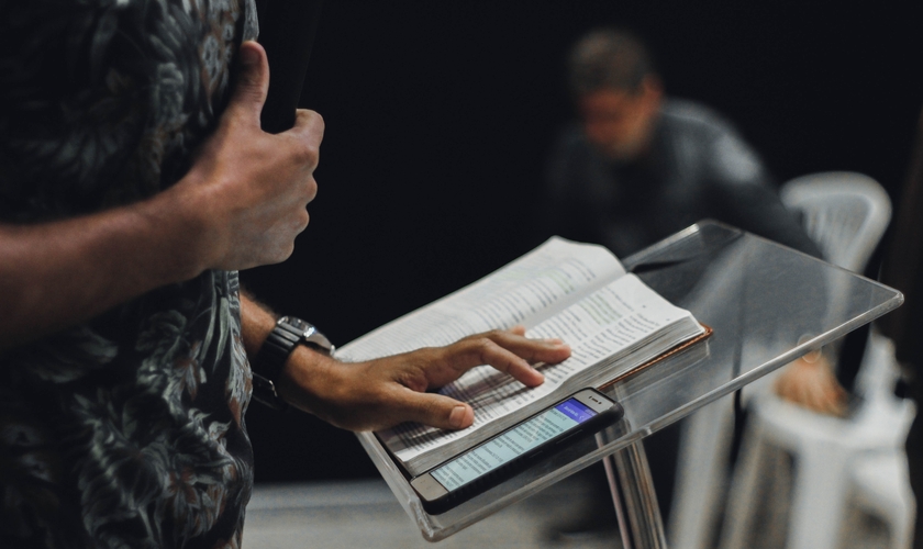 A pesquisa nacional sobre pessoas que abandonaram as igrejas será a base para o trabalho do centro. (Foto: Unsplash/Nycholas Benaia)