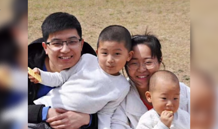 O Pr. Li Jie, sua esposa Li Shanshan e filhos. (Foto: ChinaAid)