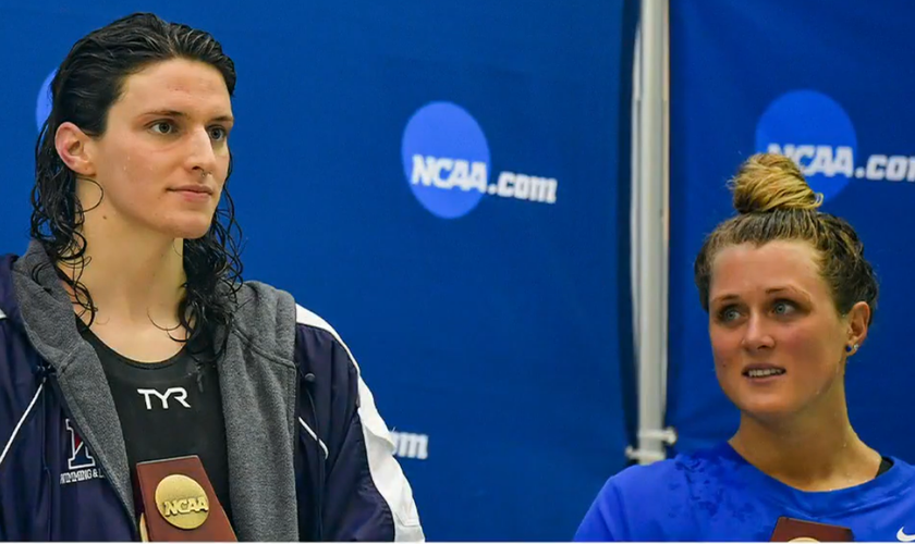 A atleta trans Lia Thomas [em primeiro plano] e Riley Gaines, hoje advogada [ao fundo], durante competição de natação. (Captura de tela/Fox News)