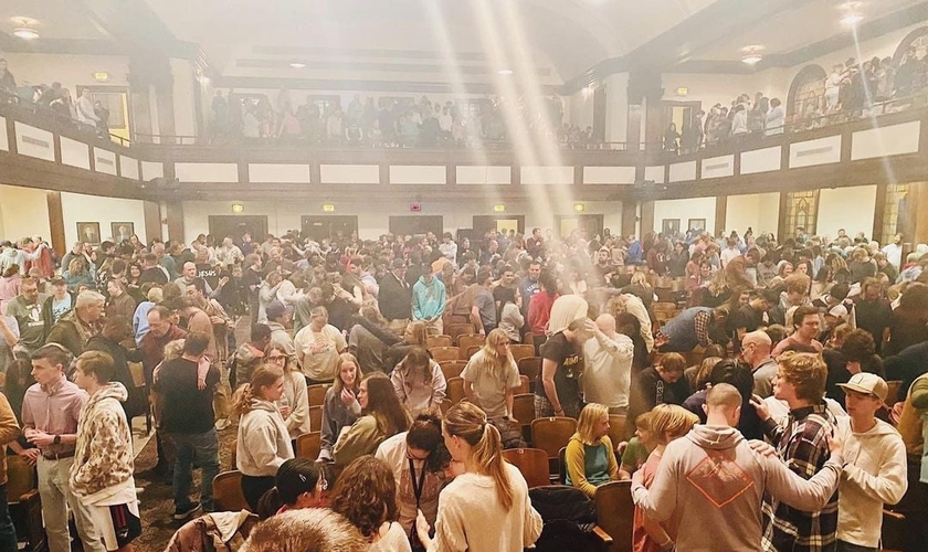 A Asbury University vive um grande mover de oração, adoração e quebrantamento. (Foto: Instagram/Allen Hood).
