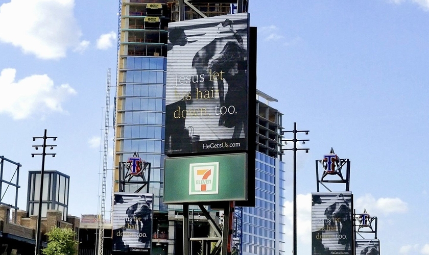 Painel com propagada da campanha “He Gets Us”. (Foto: Facebook/ He Gets Us)