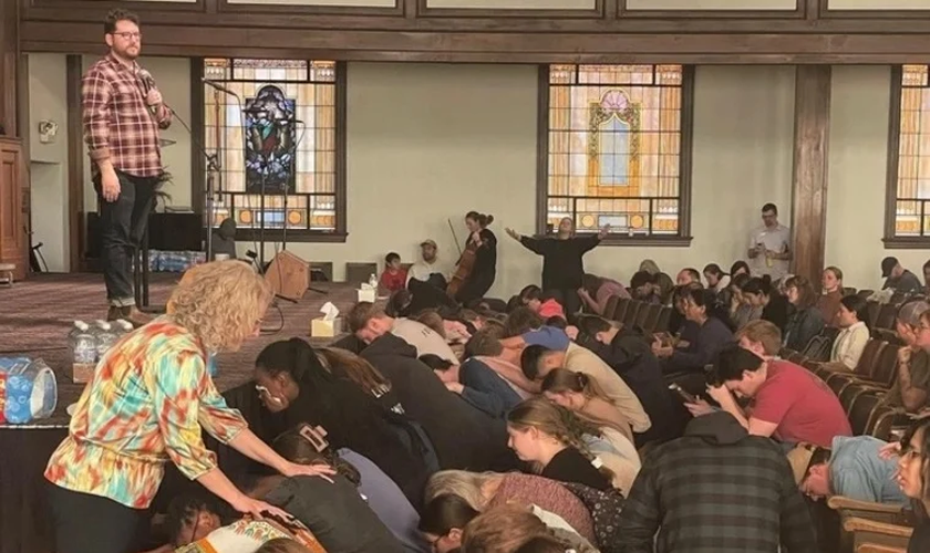 Estudantes oram em avivamento na Asbury University. (Foto: Josh Sadlon/The Christian Post)
