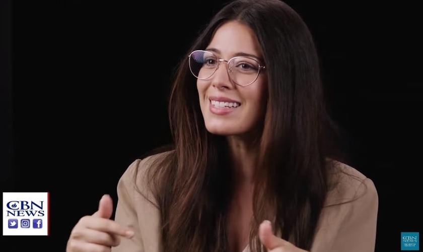 Atriz em entrevista à CBN News. (Foto: Reprodução/YouTube/CBN News)
