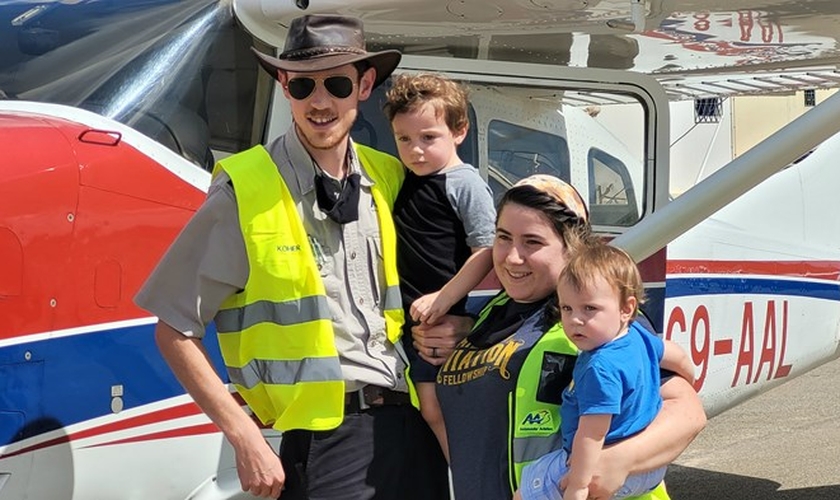 Ryan Koher com sua esposa e filhos. (Foto: Mission Aviation Fellowship).