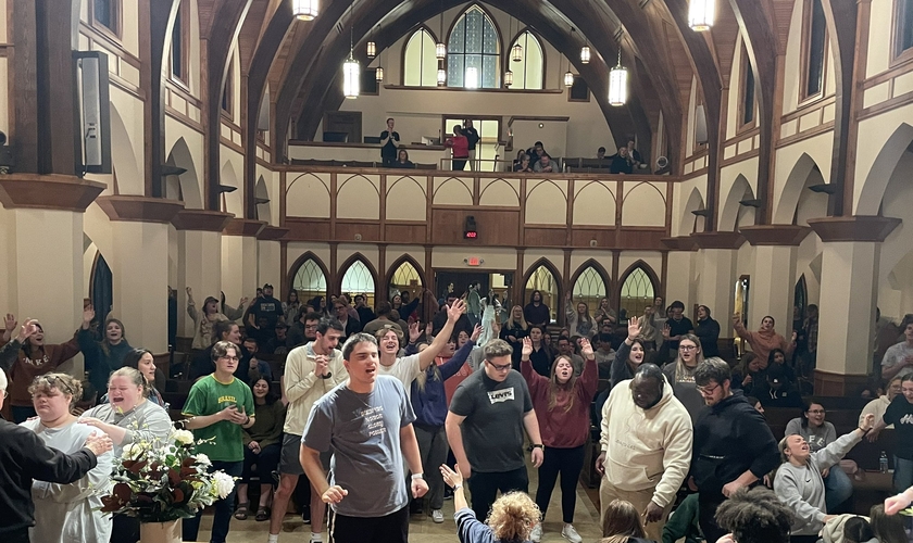 Na Lee University, em Cleveland, estudantes lotaram a capela para um culto de 12 horas. (Foto: Twitter/Rob Fultz).