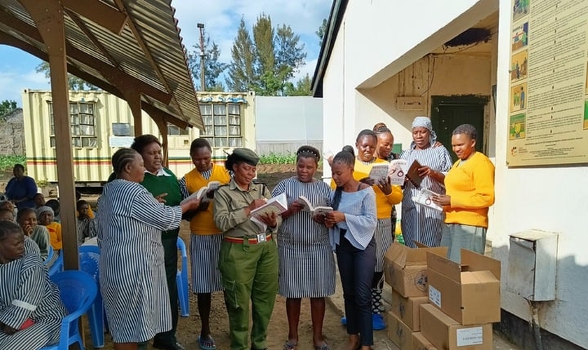 Distribuição de Bíblias na prisão africana. (Foto: Reprodução/MNN)