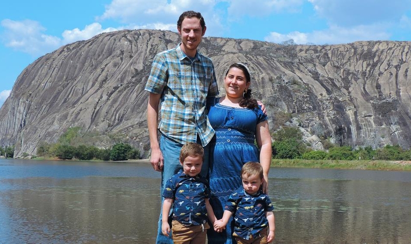 O piloto Ryan Koher, sua esposa Annabel e os dois filhos do casal. (Foto: Família Koher)