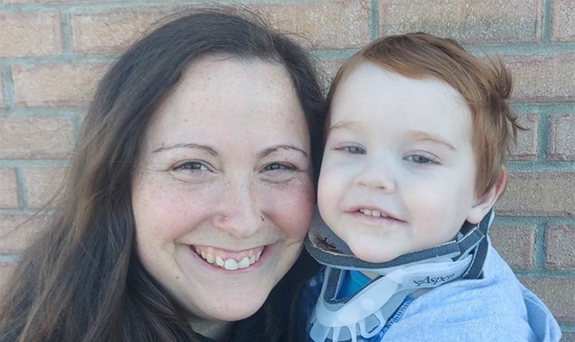 Waylon Saunders com sua mãe Gillian Burnett. (Foto: Arquivo de família)