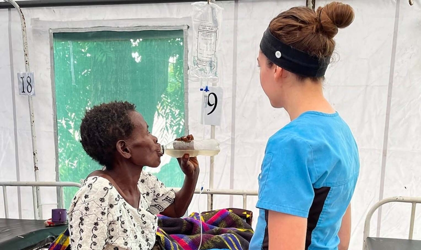 Os enfermeiros cuidam das necessidades físicas e espirituais dos pacientes. (Foto: Reprodução/Samaritan's Purse)