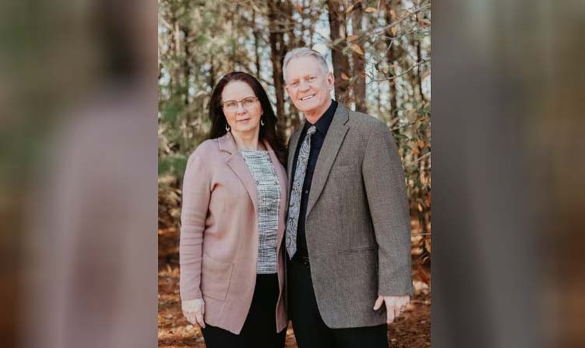 Pastor Rick Buchholz e sua esposa, Kathy. (Foto: Reprodução/God Reports)