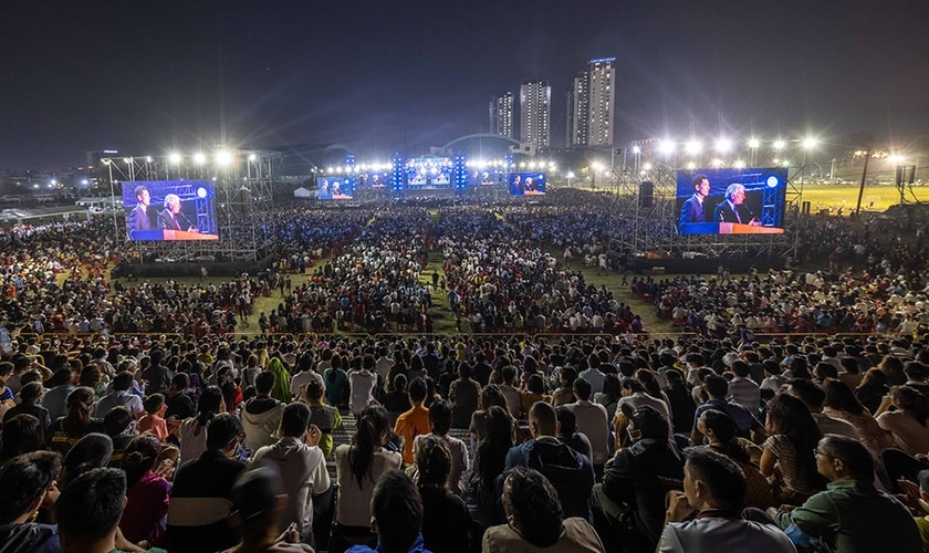 Multidão participa de culto evangelístico na cidade de Ho Chi Minh. (Foto: Reprodução/ Associação Evangelística Billy Graham)