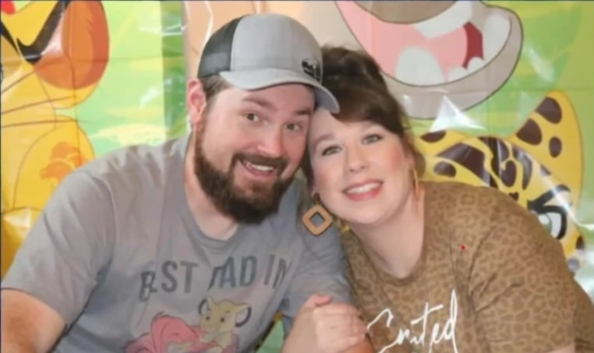 Ryan Marlow, pastor da Grace Baptist Church em North Wilkesboro, e sua esposa Meghan. (Captura de tela/YouTube/WXII 12)