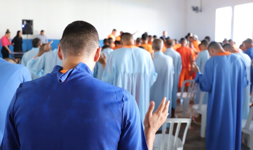 A ação voluntária visa o fortalecimento da prática religiosa dentro das unidades prisionais. (Foto: Reprodução/Sejus/Governo de Rondônia)