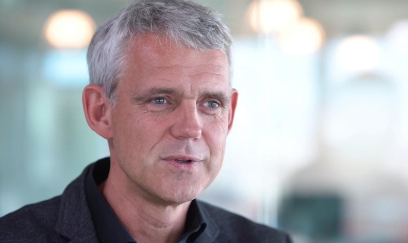 Heino Falcke, astrônomo e professor. (Foto: Captura de tela/Vídeo European Southern Observatory)