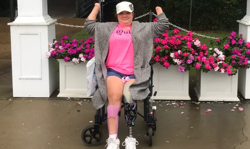 Wyndi Adkins sofreu complicações após uma cirurgia para aliviar enxaquecas. (Foto: Godfundme/Wyndi Adkins).