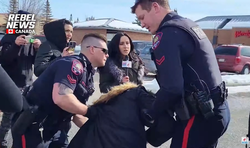 Momento em que o pastor Derek Reimer foi preso por policiais. (Foto: Captura de tela/YouTube Rebel News)