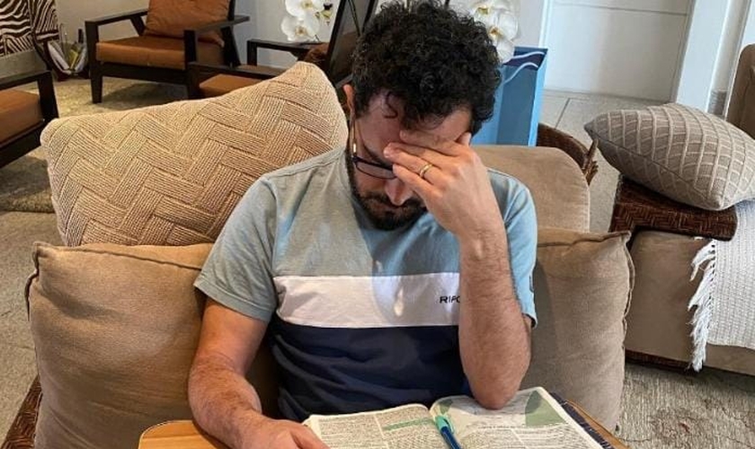 Luciano Camargo lendo a Bíblia. (Foto: Reprodução/Instagram Luciano Camargo)