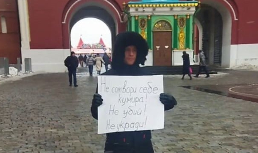 Rostislav Charushin, em Moscou, com cartaz “Não matarás". (Foto: Nikolay Novikov/OVD-Info CC BY 3.0)