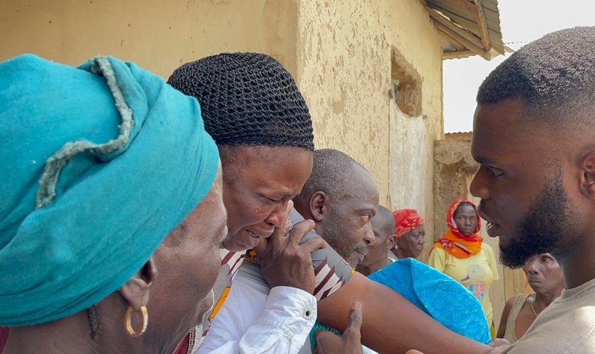 Comunidade chora pelo assassinato de sacerdote católico sequestrado no estado de Kaduna, na Nigéria. (Foto: Reprodução/Christian Concern)