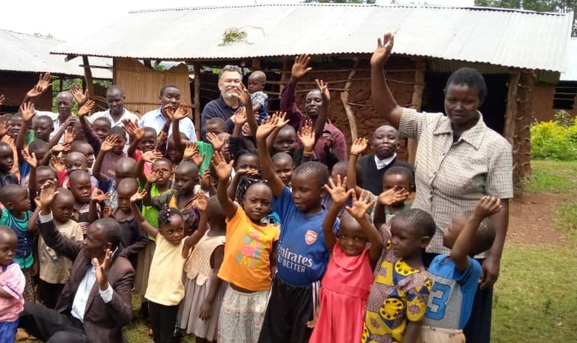 Crianças do orfanato ‘King Jesus Bright Academy’ com alguns professores. (Foto: Arquivo pessoal/Sila Simali)