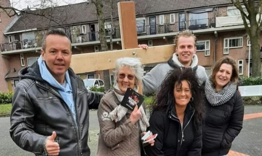 Wendy (segunda à direita) evangeliza todas as semanas na Holanda. (Foto: Revive).